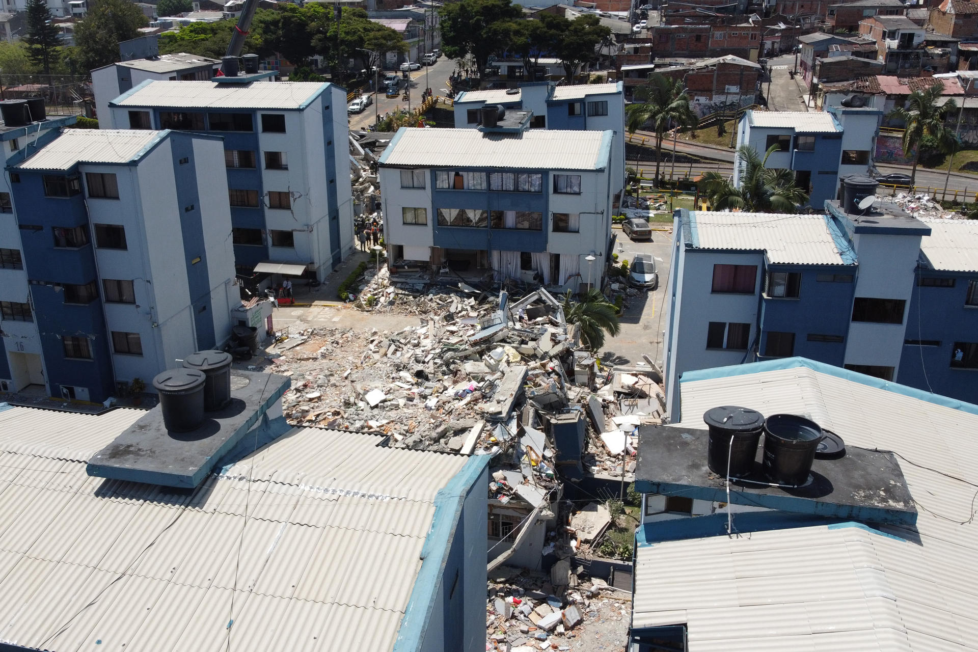 Fotografía aérea que muestra los escombros de un edificio tras el terremoto de magnitud 7,4 que sacudió la mayor parte de Colombia, este martes en el sector de La Lorena en Pereira (Colombia). El presidente de Colombia, Abelardo de la Espriella, cifró en 181 el número de muertos por el terremoto de magnitud 7,4 que sacudió el lunes varias zonas del país, balance que contrasta con el de al menos 240 fallecidos contabilizados por las autoridades de los departamentos más afectados. EFE/ Juan Diego López