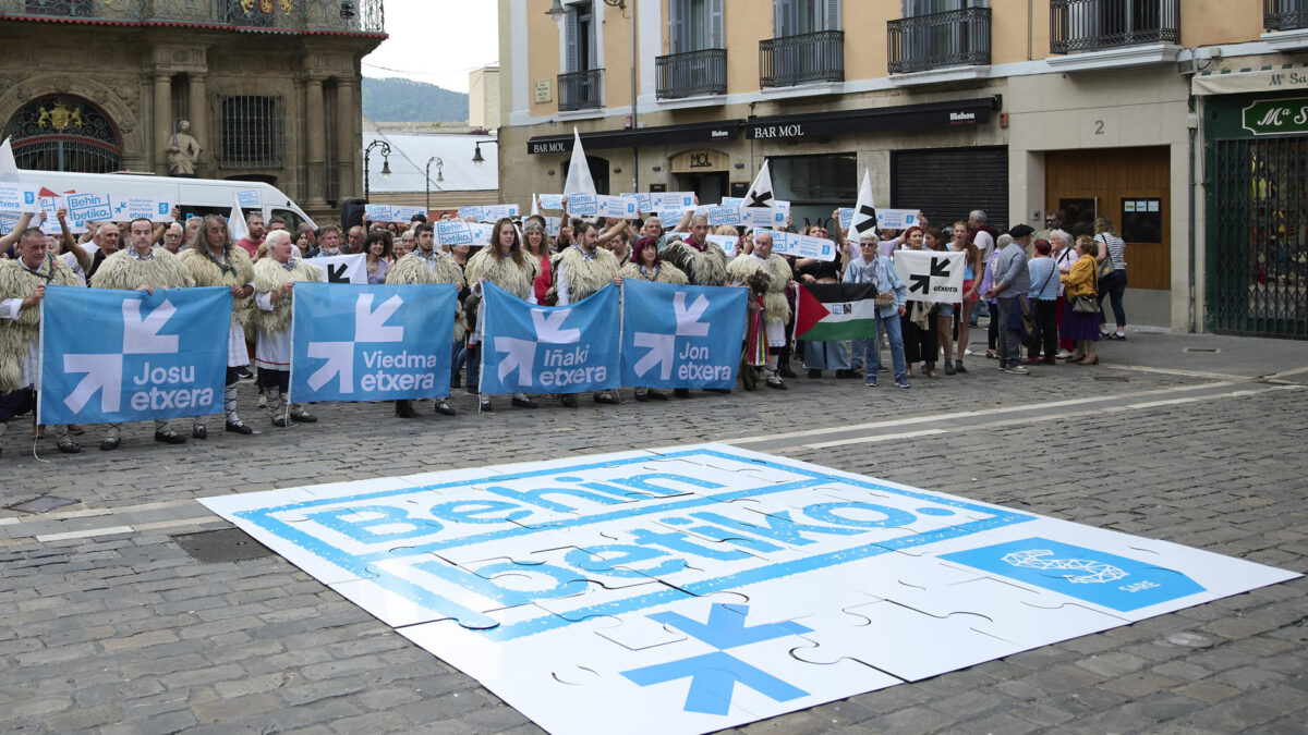 PAMPLONA, 18/05/2025.- Asistentes al acto final de la iniciativa 'Puzzlea osatu arte!' de Sare Herritarra para reclamar "una resolución definitiva y el retorno a casa" para los presos de ETA, este domingo en Pamplona. EFE/Iñaki Porto