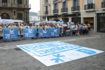 PAMPLONA, 18/05/2025.- Asistentes al acto final de la iniciativa 'Puzzlea osatu arte!' de Sare Herritarra para reclamar "una resolución definitiva y el retorno a casa" para los presos de ETA, este domingo en Pamplona. EFE/Iñaki Porto