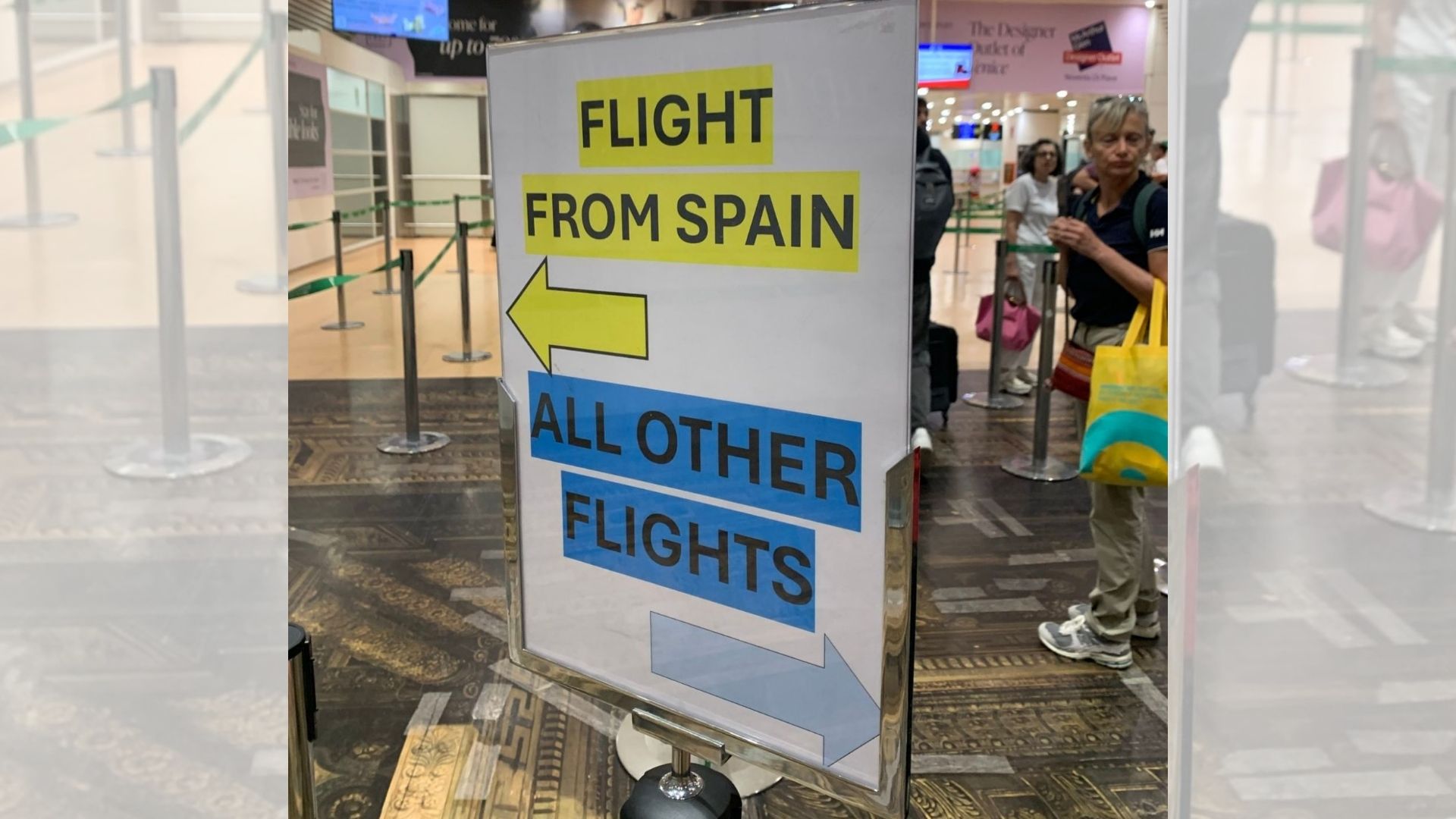 Control en Italia de pasajeros provenientes de España.