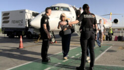 BARCELONA, 08/08/2026.- La Policía Nacional ha efectuado este sábado controles aleatorios de documentación en el Aeropuerto Josep Tarradellas Barcelona-El Prat a los viajeros procedentes de vuelos con origen en Italia, una vez el Gobierno ha decidido restablecer los controles fronterizos con este país. El Gobierno ha decidido restablecer desde la 00:00 horas de este sábado, y en principio hasta el 7 de septiembre, los controles fronterizos con Italia, después de que el Ejecutivo de este país haya rechazado levantar sus controles a las viajeros procedentes de España tras la entrada masiva de personas en Ceuta desde Marruecos. EFE/Policía Nacional -SÓLO USO EDITORIAL/SOLO USO PERMITIDO PARA ILUSTRAR LA NOTICIA QUE APARECE EN EL PIE DE FOTO (CRÉDITO OBLIGATORIO)-