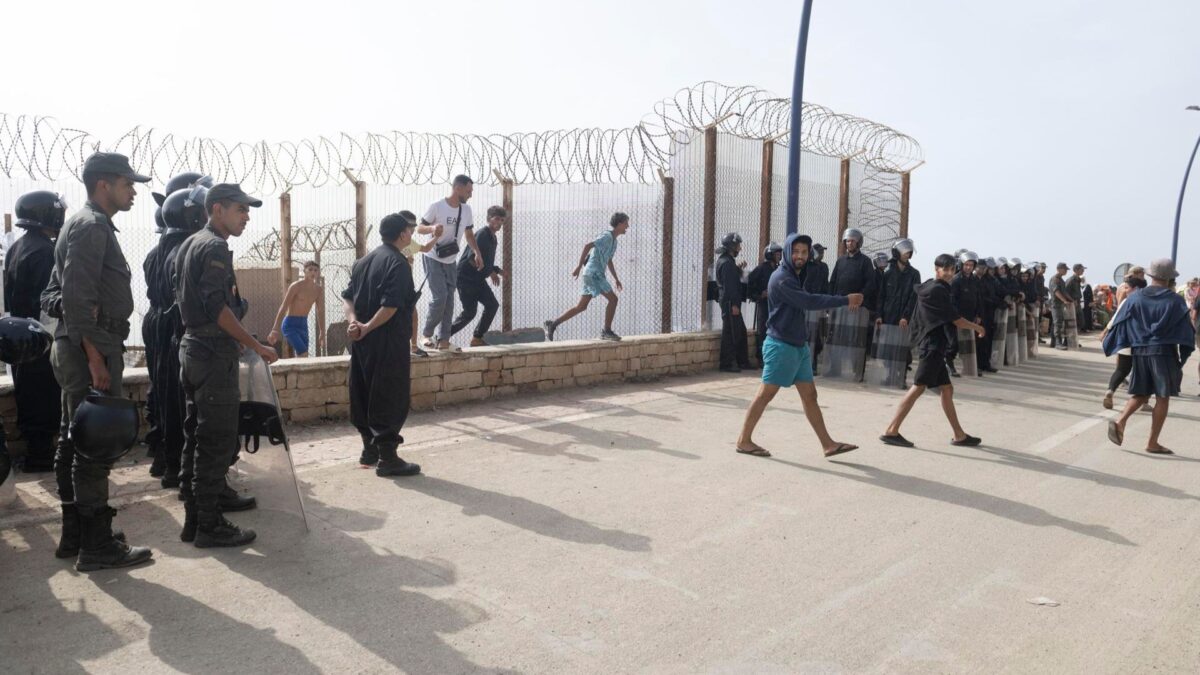 Un grupo de migrantes regresando de Ceuta.