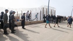 Un grupo de migrantes regresando de Ceuta.