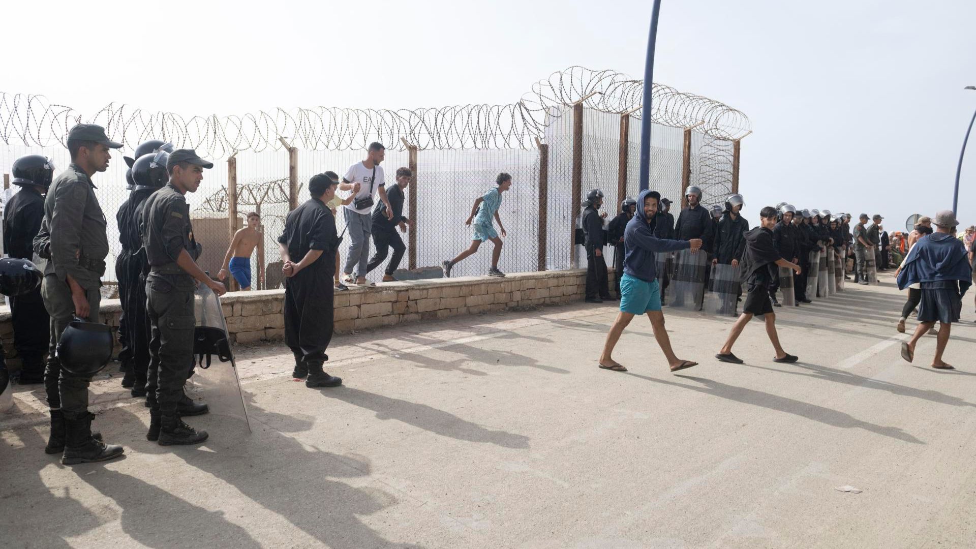 Un grupo de migrantes regresando de Ceuta.