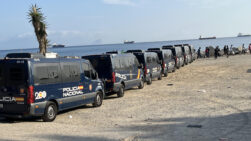 CEUTA, 20/08/2026.- Dispositivo policial este jueves en la playa del Trampolín de Ceuta, donde se lleva a cabo el traslado de migrantes asentados en la mencionada playa después de que el Gobierno haya habilitado temporalmente varios espacios para la acogida de 1.800 personas migrantes y que prevé ampliar progresivamente. EFE/Reduan