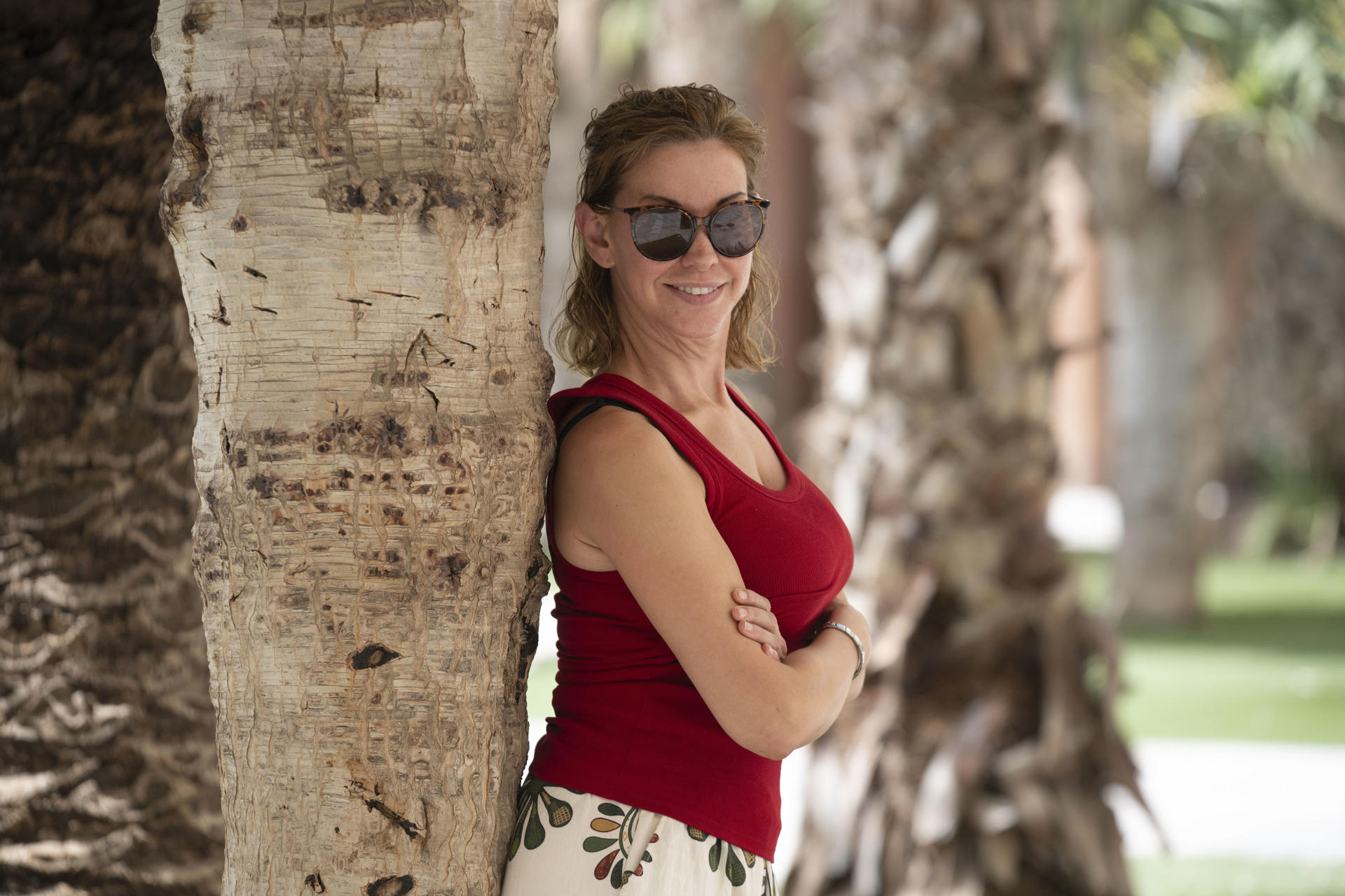 Mercedes López Romero, que fue diputada de Ciudadanos en el Parlamento andaluz y que padece una ceguera del 90 por ciento por haber mirado fijamente al sol durante un eclipse cuando solo tenía 8 años de edad, aconseja no mirar el eclipse ni con gafas de protección, y si son niños, menos todavía. EFE/ Carlos Barba