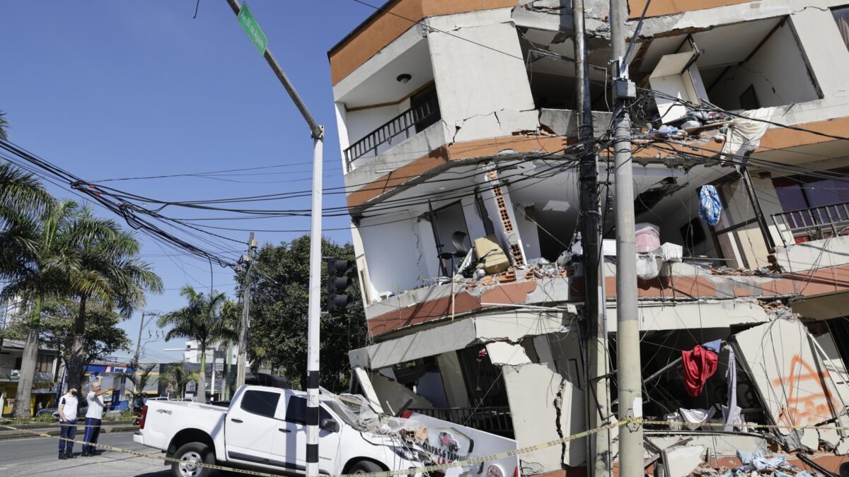 Personas observan una edificación destruida tras el terremoto de magnitud 7,4 que sacudió la víspera la mayor parte de Colombia, este martes en Pereira (Colombia). El número de personas muertas por el devastador terremoto de magnitud 7,4 que sacudió el lunes a Colombia aumentó a 169, mientras que los heridos son 668, según un balance parcial divulgado por la Asociación Colombiana de Ciudades Capitales (Asocapitales). EFE/ Carlos Ortega