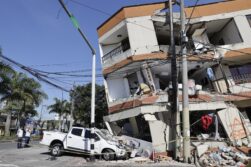 Personas observan una edificación destruida tras el terremoto de magnitud 7,4 que sacudió la víspera la mayor parte de Colombia, este martes en Pereira (Colombia). El número de personas muertas por el devastador terremoto de magnitud 7,4 que sacudió el lunes a Colombia aumentó a 169, mientras que los heridos son 668, según un balance parcial divulgado por la Asociación Colombiana de Ciudades Capitales (Asocapitales). EFE/ Carlos Ortega