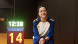 Elena Buenavida en la cancha de Valencia Basket.