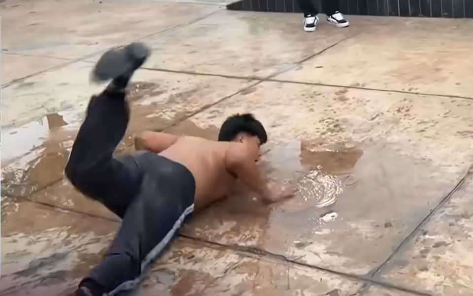 Un joven 'farmeando aura'. Imagen de vídeo.