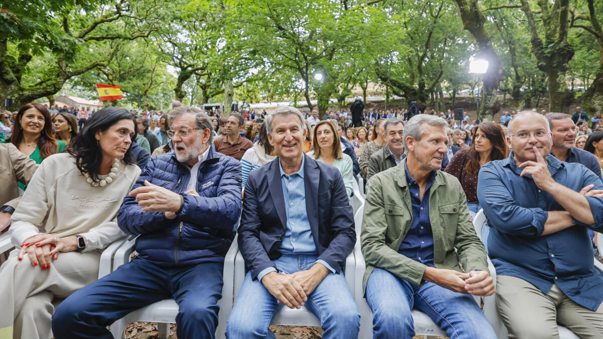 CERDEDO COTOBADE (PONTEVEDRA), 29/08/2026.- El presidente del Partido Popular, Alberto Núñez Feijóo, junto a la secretaria general del PP de Galicia, Paula Prado; el expresidente del Gobierno Mariano Rajoy, el presidente de la Xunta, Alfonso Rueda, y el secretario general del PP, Miguel Tellado, durante el acto con el que el PP de Galicia inicia el curso político este sábado en Cerdedo-Cotobade, Pontevedra. EFE/Lavandeira jr.