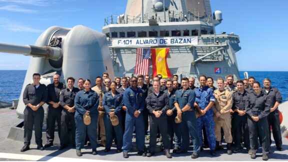 Personal español y estadounidense colaboran en operaciones coordinadas a bordo de la fragata Álvaro de Bazán durante ejercicio PACIFIC DRAGON 26
