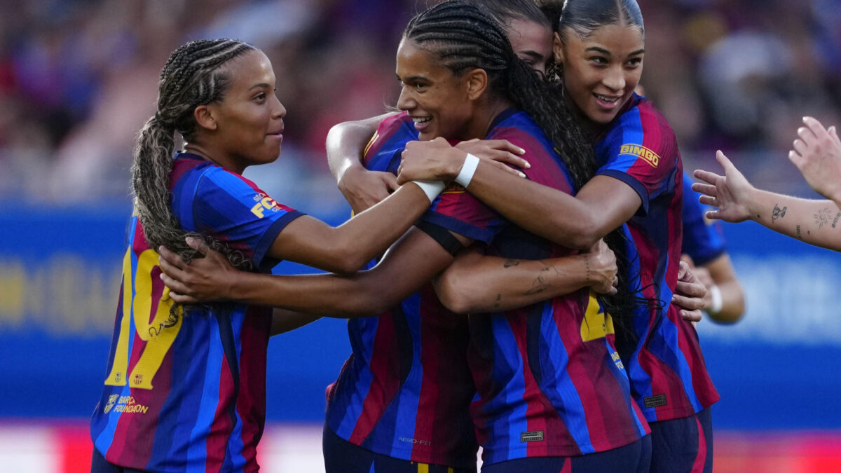 BARCELONA, 21/08/2028.- La delantera del Barcelona Kerolin Nicoli (c) celebra con sus compañeras tras marcar ante el Brighton, durante el partido del trofeo Joan Gamper que FC Barcelona y Brighton disputan este viernes en el estadio Johan Cruyff. EFE/Alejandro García