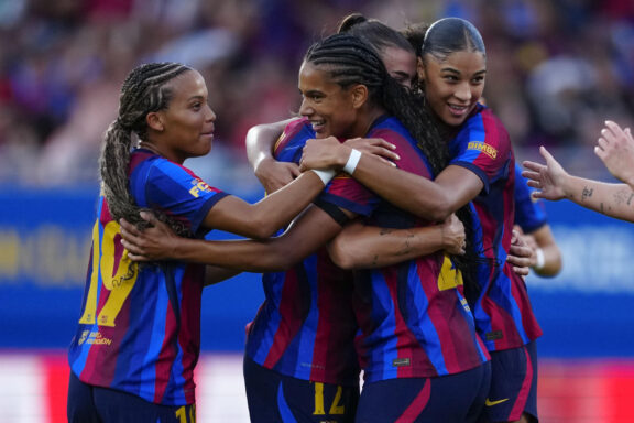 BARCELONA, 21/08/2028.- La delantera del Barcelona Kerolin Nicoli (c) celebra con sus compañeras tras marcar ante el Brighton, durante el partido del trofeo Joan Gamper que FC Barcelona y Brighton disputan este viernes en el estadio Johan Cruyff. EFE/Alejandro García