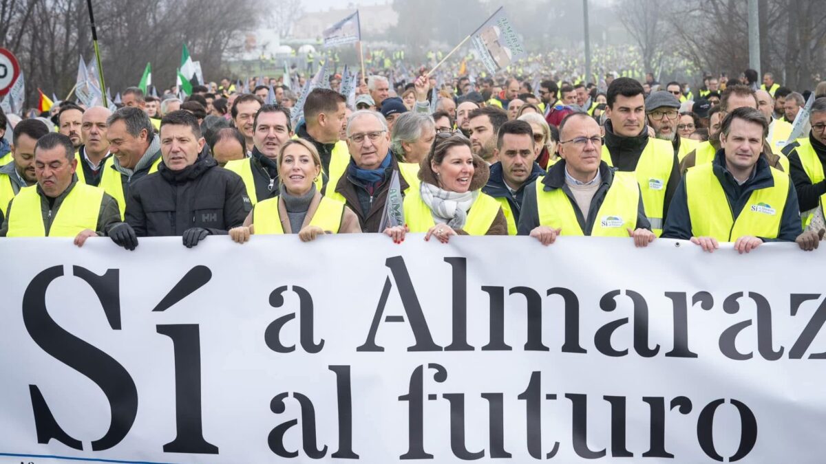 María Guardiola encabezan la manifestación en contra del cierre de la central nuclear de Almaraz