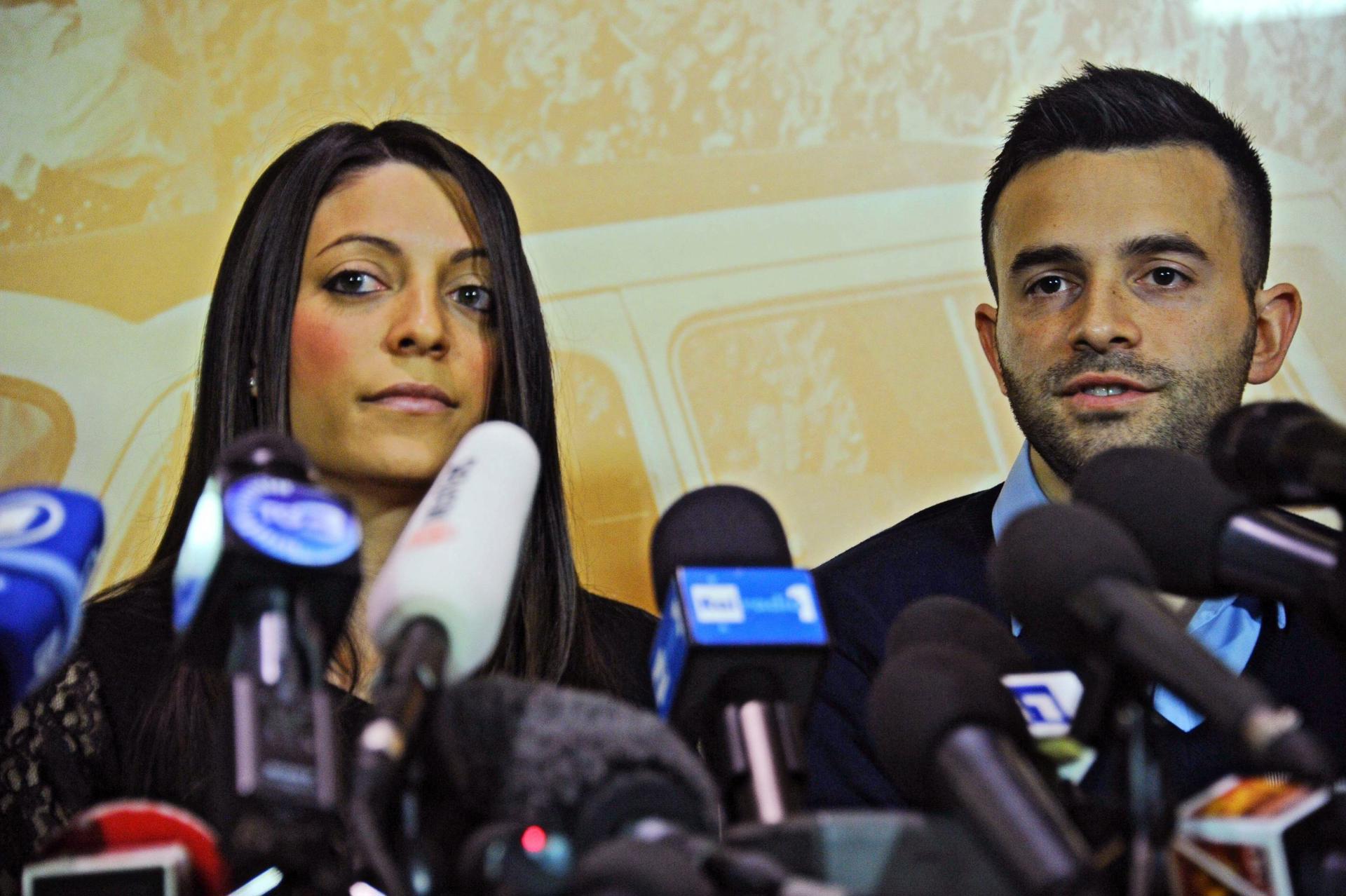 Los hermanos de la joven británica asesinada Meredith Kercher, Stephanie (i) y Lyle, ofrecen una rueda de prensa en Florencia (Italia) hoy, viernes 31 de enero de 2014. Las autoridades italianas hicieron efectiva hoy la confiscación del pasaporte a Raffaele Sollecito, condenado ayer a 25 años de prisión por el asesinato en 2007 de Meredith Kercher, y quien fue retenido cerca de la frontera con Eslovenia. La policía italiana notificó a Sollecito, que ayer estaba en Florencia, la medida cautelar destinada a evitar su fuga del país y retuvo al condenado, quien parece ser llegó anoche a la provincia italiana de Udine (noreste, fronteriza con Eslovenia y Austria), según los medios italianos. EFE/Maurizio Degl' Innocenti