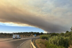 NIEBLA (HUELVA), 07/08/2026.- Incendio forestal que afecta a Niebla, en Huelva, que provoca una intensa columna de humo sobre las carreteras de la zona. El Plan Infoca mantiene movilizados 24 medios aéreos, además de un dispositivo terrestre de más de 120 efectivos, para las labores de extinción del fuego declarado en la tarde de ayer en Niebla, aún activo y que ha afectado ya a unas 380 hectáreas. EFE/Fermín Cabanillas