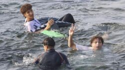 Vista de la entrada ilegal a nado en Ceuta de inmigrantes menores de edad.