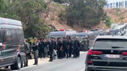 Las fuerzas de Seguridad de Marruecos aseguran haber frustrado un intento de cruzar de forma irregular a Ceuta de cientos de inmigrantes.