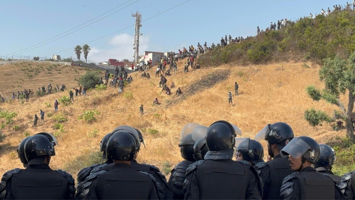 Las fuerzas de Seguridad de Marruecos vigilan este sábado a decenas de migrantes subsaharianos que vinieron a las afueras de la urbe fronteriza de Fnideq (Castillejos