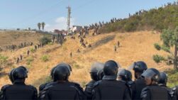 Las fuerzas de Seguridad de Marruecos vigilan este sábado a decenas de migrantes subsaharianos que vinieron a las afueras de la urbe fronteriza de Fnideq (Castillejos