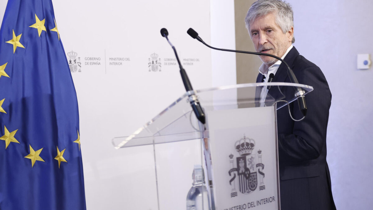 MADRID, 04/08/2026.- El ministro del Interior, Fernando Grande-Marlaska, llega a la rueda de prensa que ha ofrecido este martes en Madrid tras asistir a la reunión del consejo extraordinario de ministros del Interior de la UE celebrada de manera telemática, para analizar la situación tras la crisis migratoria ocurrida en Ceuta la pasada semana. EFE/ Chema Moya