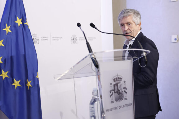 MADRID, 04/08/2026.- El ministro del Interior, Fernando Grande-Marlaska, llega a la rueda de prensa que ha ofrecido este martes en Madrid tras asistir a la reunión del consejo extraordinario de ministros del Interior de la UE celebrada de manera telemática, para analizar la situación tras la crisis migratoria ocurrida en Ceuta la pasada semana. EFE/ Chema Moya