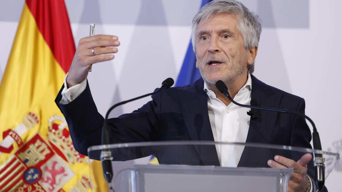 MADRID, 04/08/2026.- El ministro del Interior, Fernando Grande-Marlaska, durante la rueda de prensa que ha ofrecido este martes en Madrid tras asistir a la reunión del consejo extraordinario de ministros del Interior de la UE celebrada de manera telemática, para analizar la situación tras la crisis migratoria ocurrida en Ceuta la pasada semana. EFE/ Chema Moya