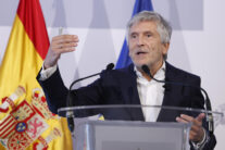 MADRID, 04/08/2026.- El ministro del Interior, Fernando Grande-Marlaska, durante la rueda de prensa que ha ofrecido este martes en Madrid tras asistir a la reunión del consejo extraordinario de ministros del Interior de la UE celebrada de manera telemática, para analizar la situación tras la crisis migratoria ocurrida en Ceuta la pasada semana. EFE/ Chema Moya