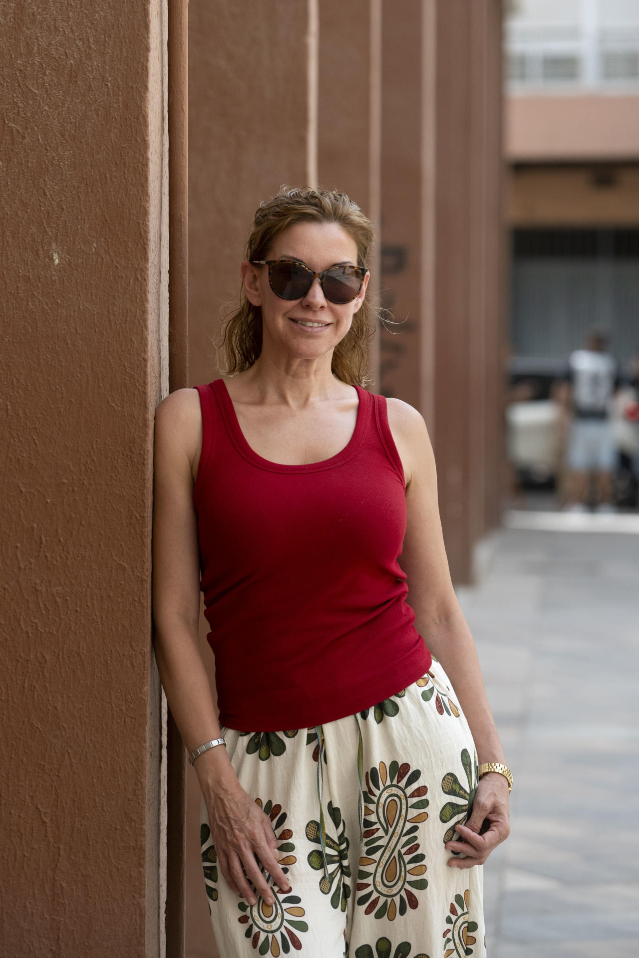 SEVILLA, 11/08/2026.- Mercedes López Romero, que fue diputada de Ciudadanos en el Parlamento andaluz y que padece una ceguera del 90 por ciento por haber mirado fijamente al sol durante un eclipse cuando solo tenía 8 años de edad, aconseja no mirar el eclipse ni con gafas de protección, y si son niños, menos todavía. EFE/ Carlos Barba