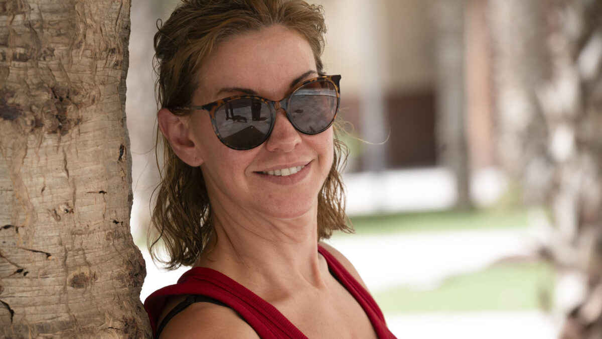 Mercedes López Romero, que fue diputada de Ciudadanos en el Parlamento andaluz y que padece una ceguera del 90 por ciento por haber mirado fijamente al sol durante un eclipse cuando solo tenía 8 años de edad, aconseja no mirar el eclipse ni con gafas de protección, y si son niños, menos todavía. EFE/ Carlos Barba