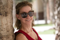 Mercedes López Romero, que fue diputada de Ciudadanos en el Parlamento andaluz y que padece una ceguera del 90 por ciento por haber mirado fijamente al sol durante un eclipse cuando solo tenía 8 años de edad, aconseja no mirar el eclipse ni con gafas de protección, y si son niños, menos todavía. EFE/ Carlos Barba