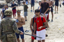 CEUTA, 31/07/2026.- Varios migrantes en la costa española de Ceuta, este viernes. El número de cadáveres encontrados en las últimas horas en la costa de la ciudad española de Ceuta tras la entrada masiva de personas procedentes de Marruecos asciende ya a 43, informaron a EFE fuentes policiales. Las fuerzas de seguridad y los servicios de emergencia siguen localizando algunos cuerpos de las miles de personas, sobre todo marroquíes y argelinos, que se lanzaron al mar desde las costas marroquíes de Castillejos para intentar alcanzar la costa ceutí a nado en los últimos días; y no se descarta que la cifra continúe aumentando. EFE/ Reduan Dris