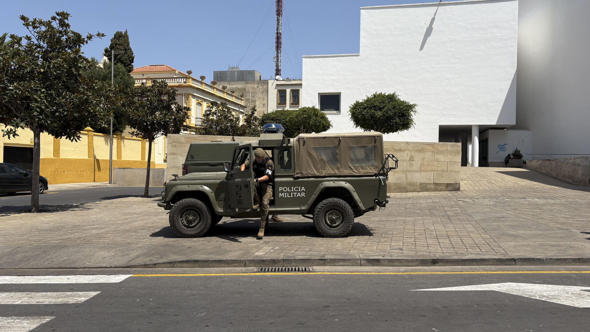 CEUTA, 10/08/2026.- Imagen de un vehículo de Policía Militar en Ceuta, este lunes. La Comandancia General de Ceuta ha ordenado la cancelación de todos los permisos de sus militares destinados en la ciudad autónoma desde el próximo jueves, 13 de agosto, y hasta nueva orden, salvo en casos excepcionales, según han confirmado a EFE fuentes de Defensa. EFE/Laura Rincón