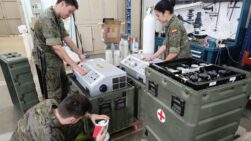 Militares junto a equipos médicos