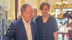 El presidente de Ceuta, Juan Jesús Vivas, y la ministra de Sanidad, Mónica García.