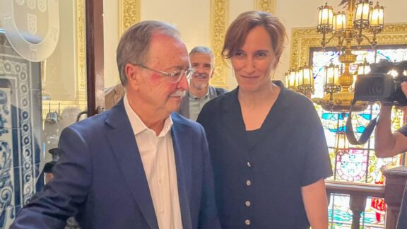 El presidente de Ceuta, Juan Jesús Vivas, y la ministra de Sanidad, Mónica García.