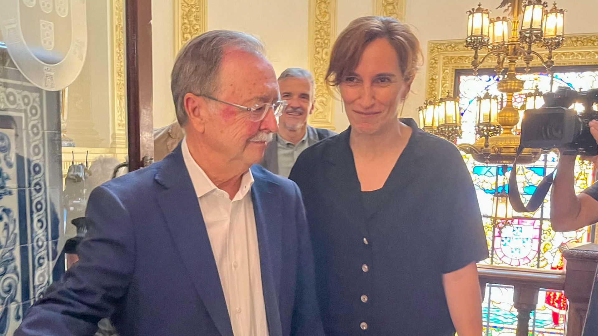 El presidente de Ceuta, Juan Jesús Vivas, y la ministra de Sanidad, Mónica García.