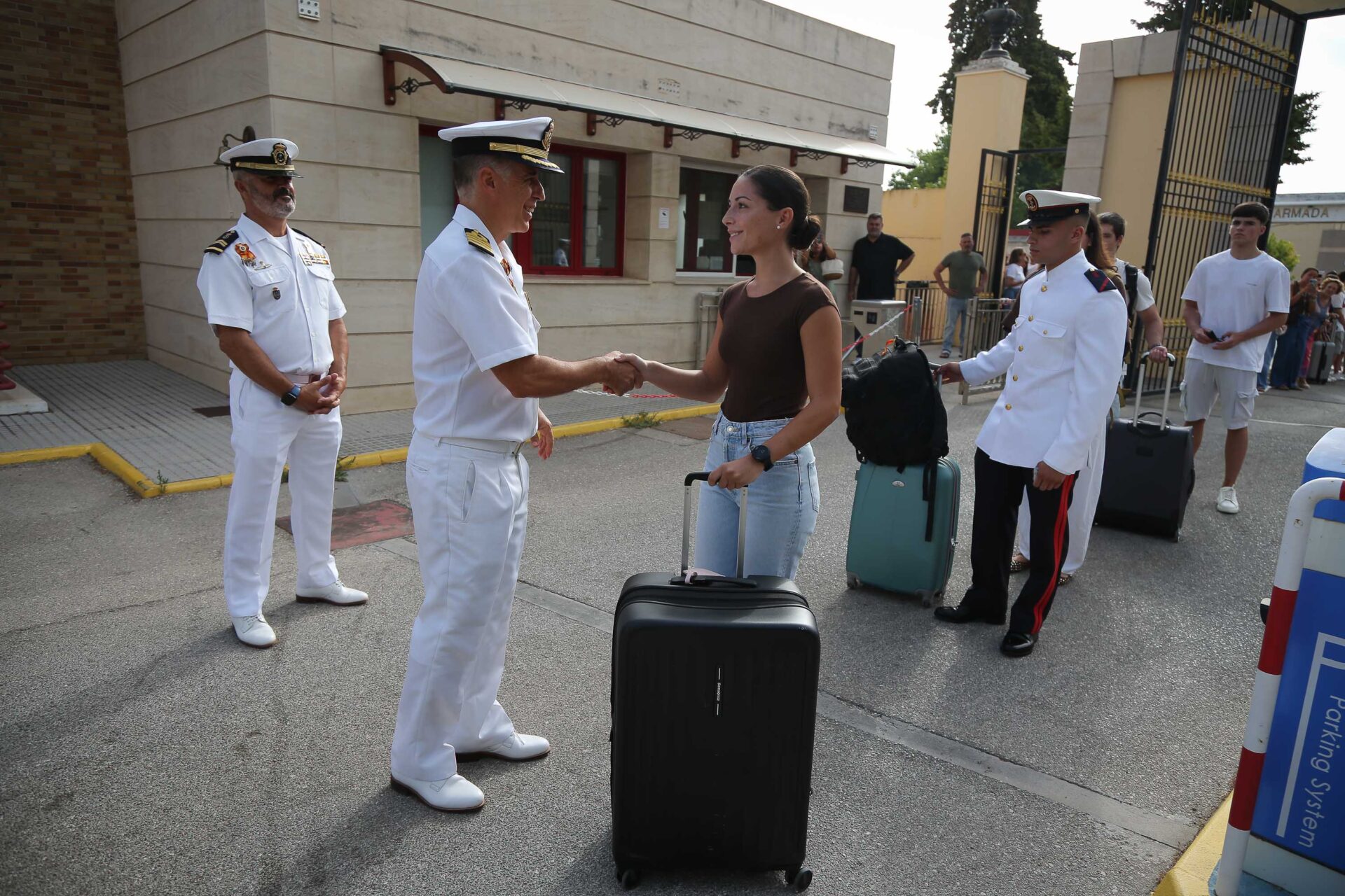 Una alumna ingresa en la Escuela de Suboficiales de la Armada en San Fernando para iniciar su formación