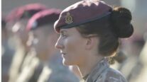 Una mujer militar en