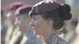 Una mujer militar en
