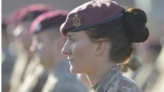 Una mujer militar en