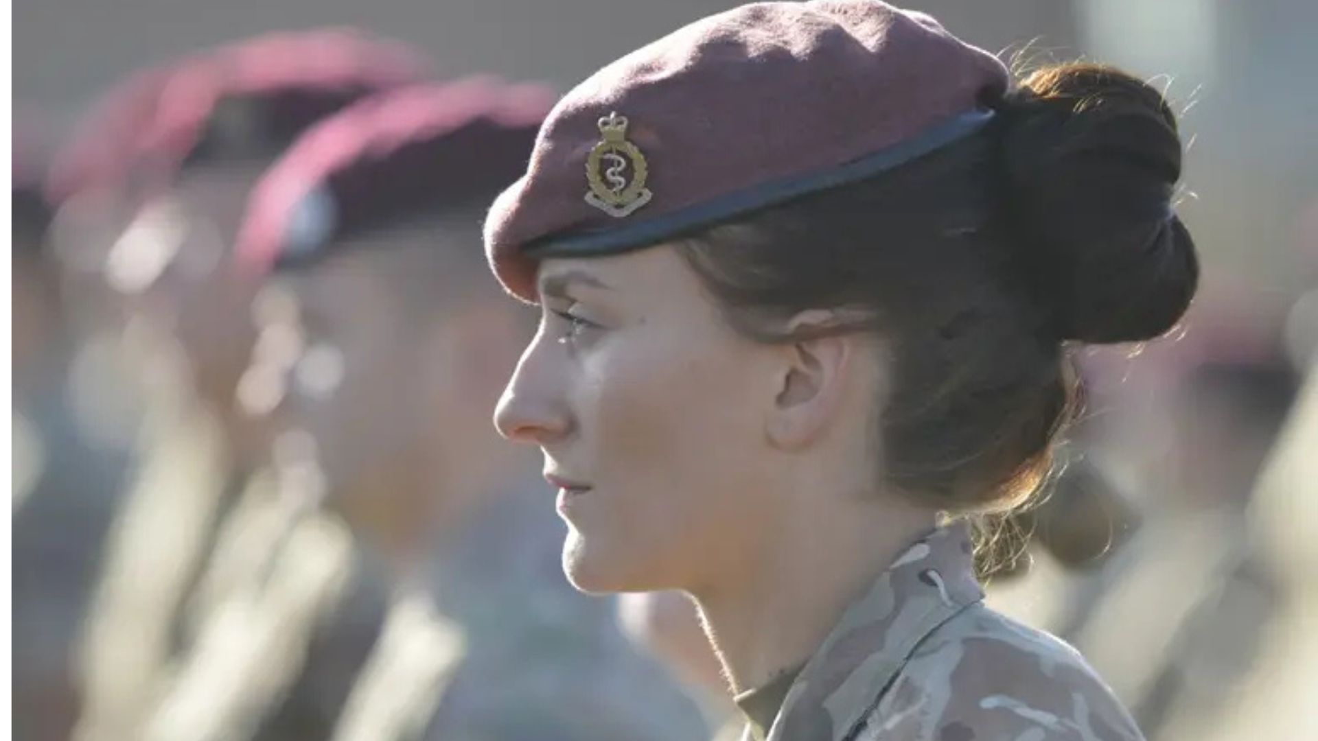 Una mujer militar en