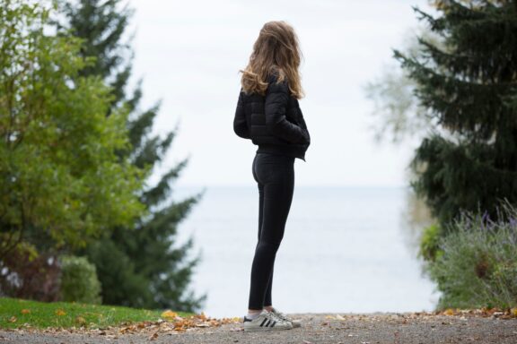 Mujer con zapatillas Adidas - Estilo14