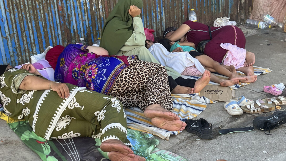 Migrantes y menores en las naves del Tarajal a la espera de ser realojados.
