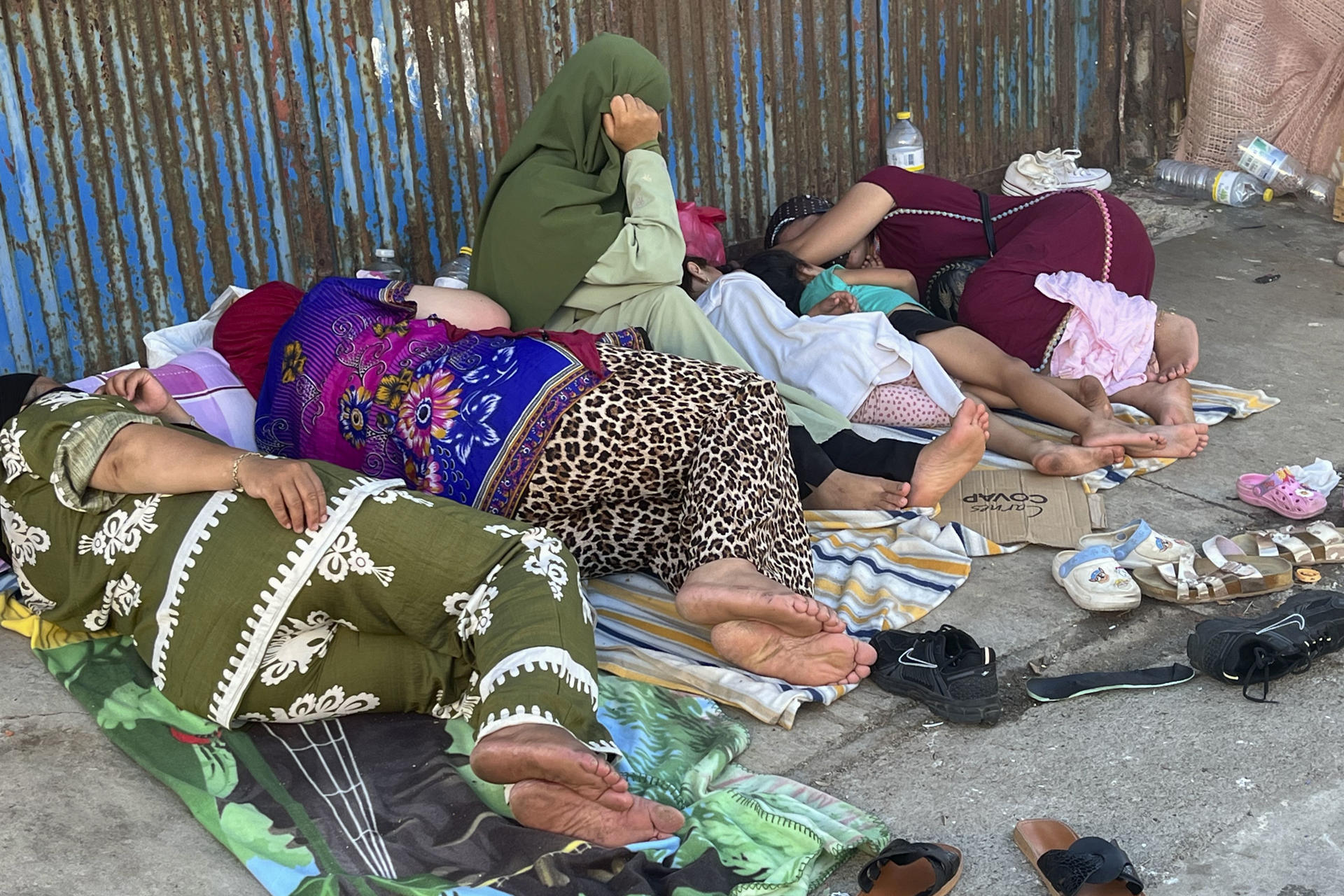 Migrantes y menores en las naves del Tarajal a la espera de ser realojados.