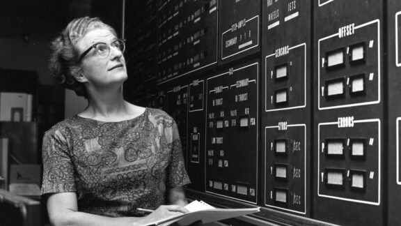 Nancy Grace Roman aparece aquí en el Centro de Vuelo Espacial Goddard de la NASA alrededor del año 1972. Roman fue la primera ejecutiva y la primera jefa de astronomía de la NASA.