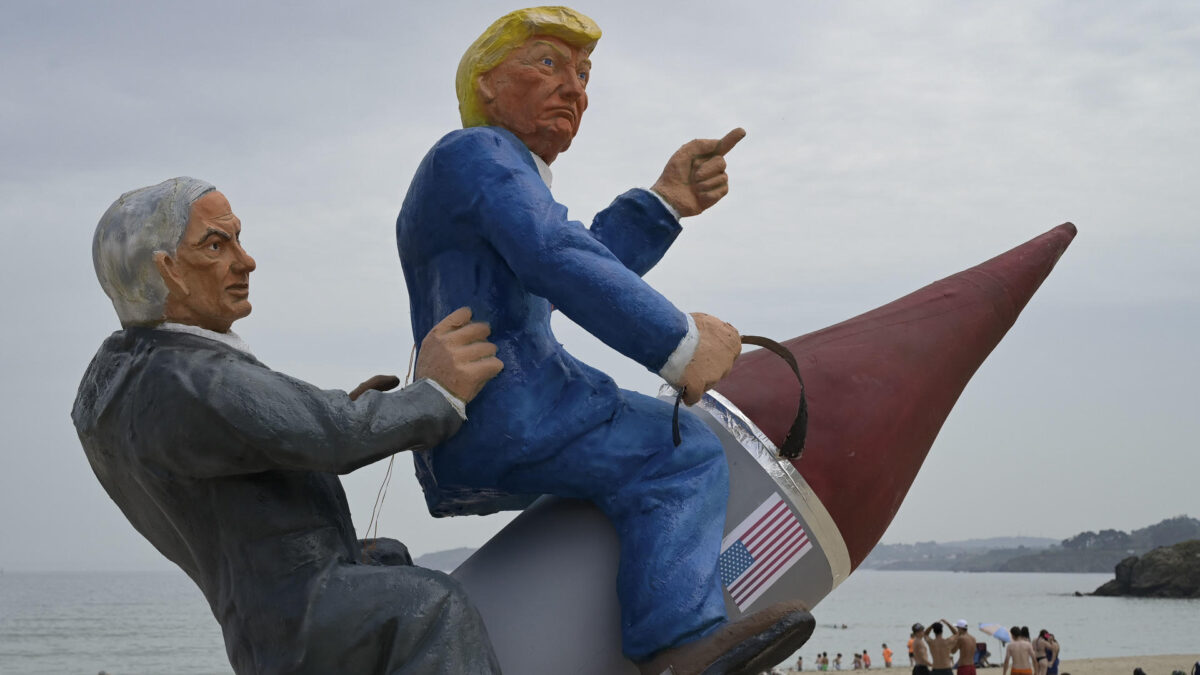 OLEIROS (A CORUÑA), 23/06/2026.- El presidente de Estados Unidos, Donald Trump, y el primer ministro de Israel, Benjamín Netanyahu, protagonizan la falla que arderá la noche de San Juan en Oleiros (A Coruña). EFE/ Moncho Fuentes