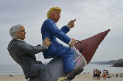 OLEIROS (A CORUÑA), 23/06/2026.- El presidente de Estados Unidos, Donald Trump, y el primer ministro de Israel, Benjamín Netanyahu, protagonizan la falla que arderá la noche de San Juan en Oleiros (A Coruña). EFE/ Moncho Fuentes