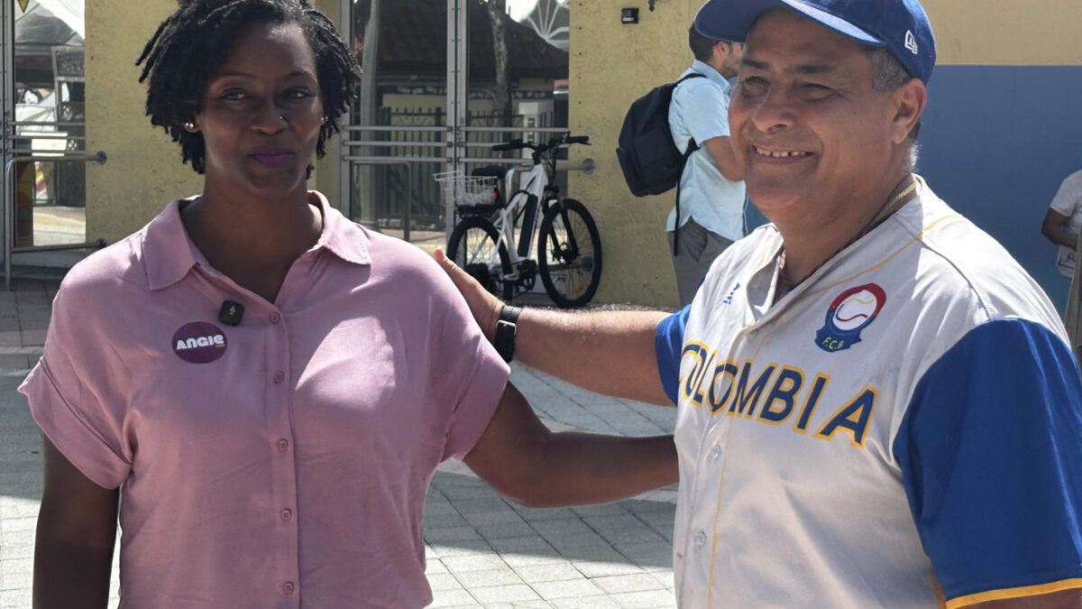 La representante estatal por Jacksonville (Florida) Angie Nixon (i), una de las dos aspirantes demócratas al escaño en el Senado de Estados Unidos que dejó el cubanoestadounidense Marco Rubio, habla con una persona durante un recorrido este sábado en la calle Ocho de la Pequeña Habana en Miami para pedir el voto cubano, tres días antes de las primarias de su partido. EFE/ Pablo Urbón
